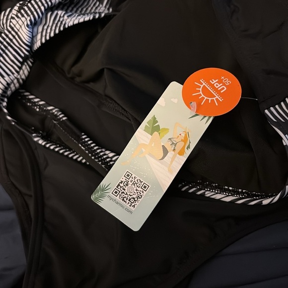 Elegant Athletic Racerback
Black white BathingSuit
Full coverage tummy control - Picture 7 of 8